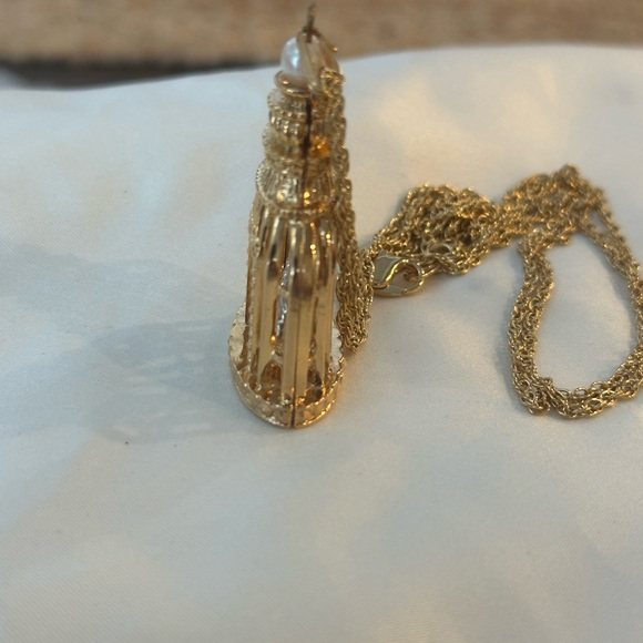 Vintage Avon Pendant Plume Necklace With Gold tone Birdcage Pendant NIB - Picture 5 of 8